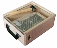 Kistje met 50 truss pennen en veren RDAVPROGE + hamer